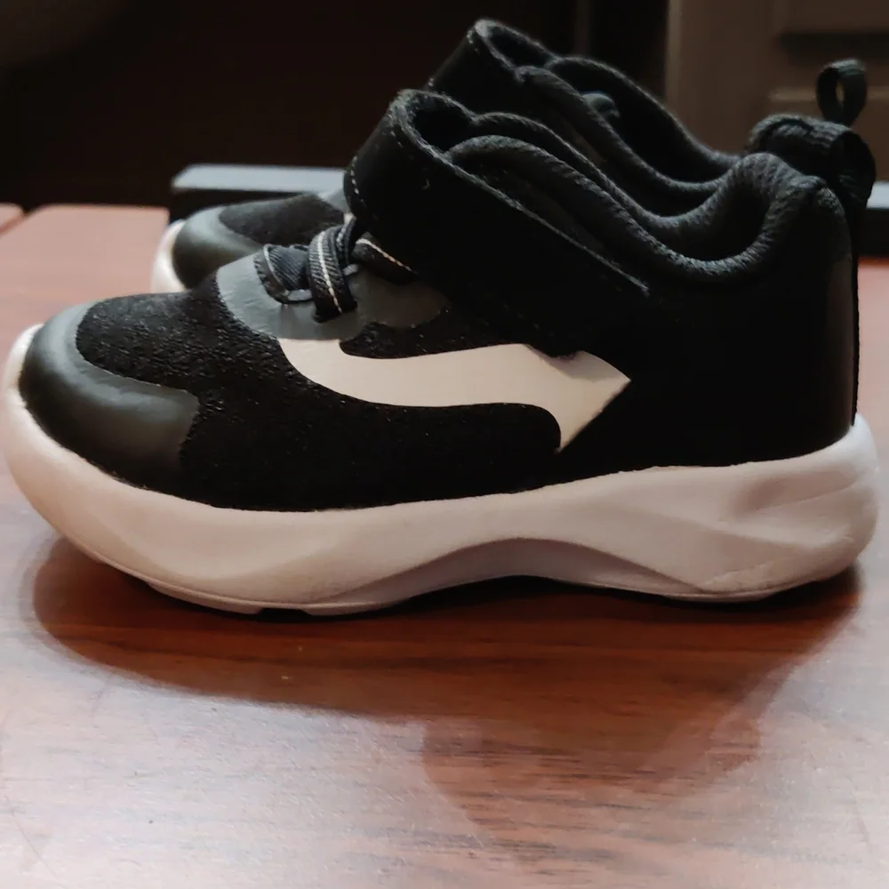***Athletic Sneakers Boys(5) Toddlers. - Picture 2 of 6